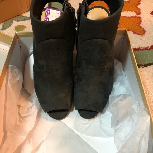 Michael Kors pero toe booties. NWT! Size 9. Gray. - Picture 2 of 4